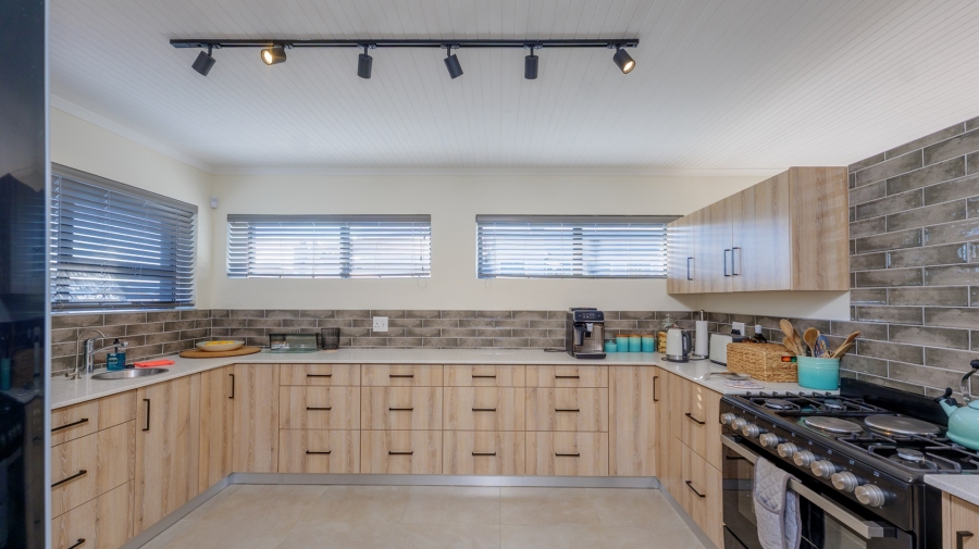 4 Bedroom Property for Sale in Struisbaai Western Cape